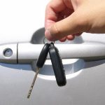 ¿A quiénes debes llamar en caso de que las llaves de tu coche se queden encerradas?