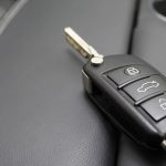 ¿Cómo abrir la puerta del coche si has dejado las llaves adentro?