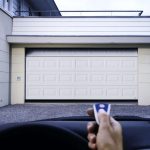 ¿Es una buena idea automatizar las puertas de garaje?